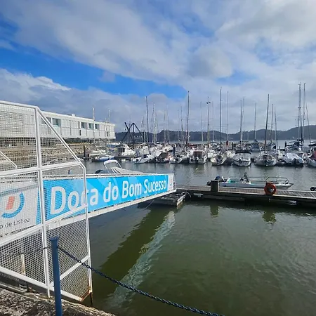 Barco Ilinx Torre De Belem Botel