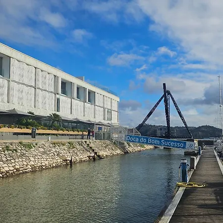 Barco Ilinx Torre De Belem Botel