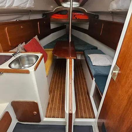 Barco Ilinx Marina Parque Nações