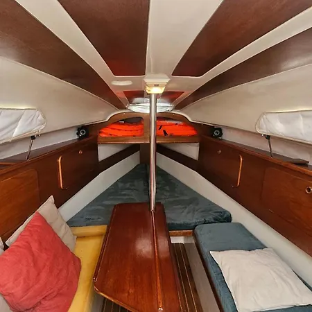 Barco Ilinx Marina Parque Nações Bateau-hôtel